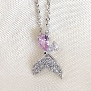 گردنبند استیل زنانه با آویز طرح دم نهنگ نگین‌دار مدل TN4029